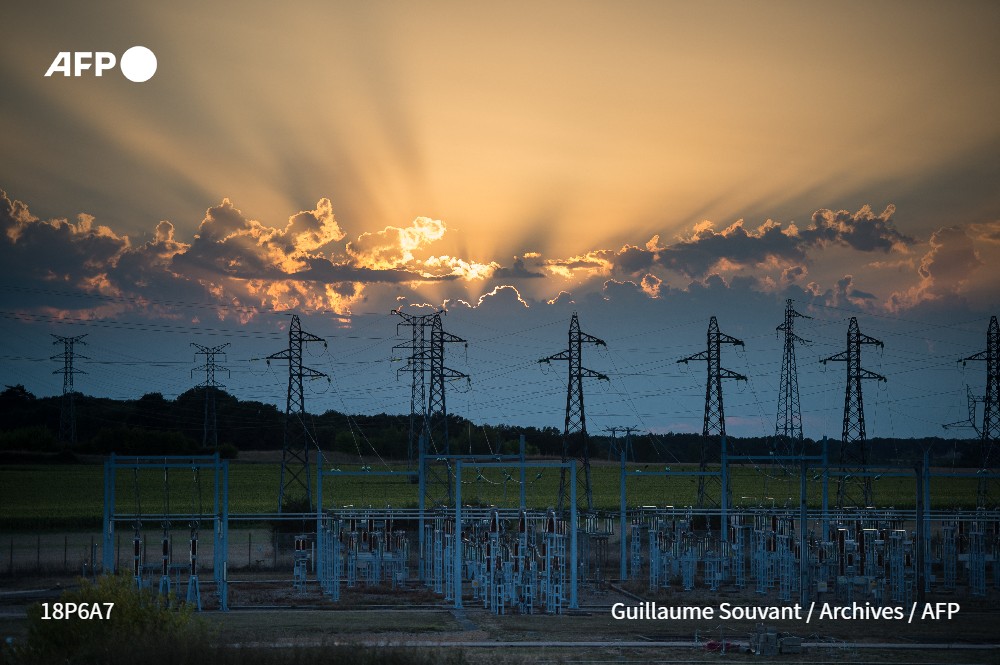 [A LA UNE A 18H]
Les agents d'EDF, en grève reconductible contre le projet de réforme des #Retraites ont multiplié les actions, portant à près de 5000 mégawatts les réductions de production depuis hier soir, l'équivalent de 5 réacteurs nucléaires, selon la CGT et d'EDF #AFP 1/5