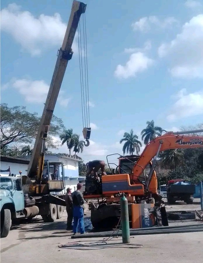 Trabajadores de la Unidad Empresarial de Base Mantenimiento_Construcción Sancti Spíritus, alistando los equipos para garantizar la continuidad del manteniendo hidráulico. #Eaass #AySCuba #SanctiSpiritusEnMarcha #YoVotoXTodos