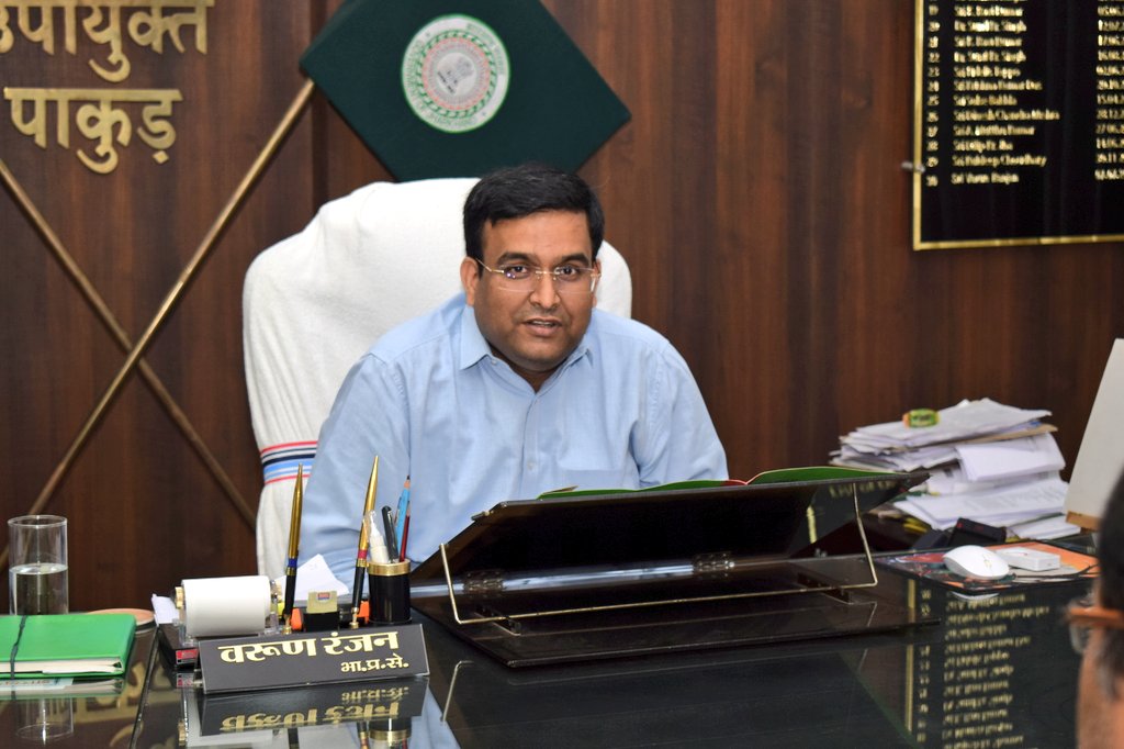 dcpakur's tweet photo. जिला विधि शाखा एवं माननीय उच्च न्यायालय में लंबित मामलों की समीक्षा की। ��ाननीय उच्च न्यायालय में लंबित मामलों में ससमय सरकार का पक्ष रखने का निर्देश दिया।
@JharkhandCMO https://t.co/lCq2e3wIlX