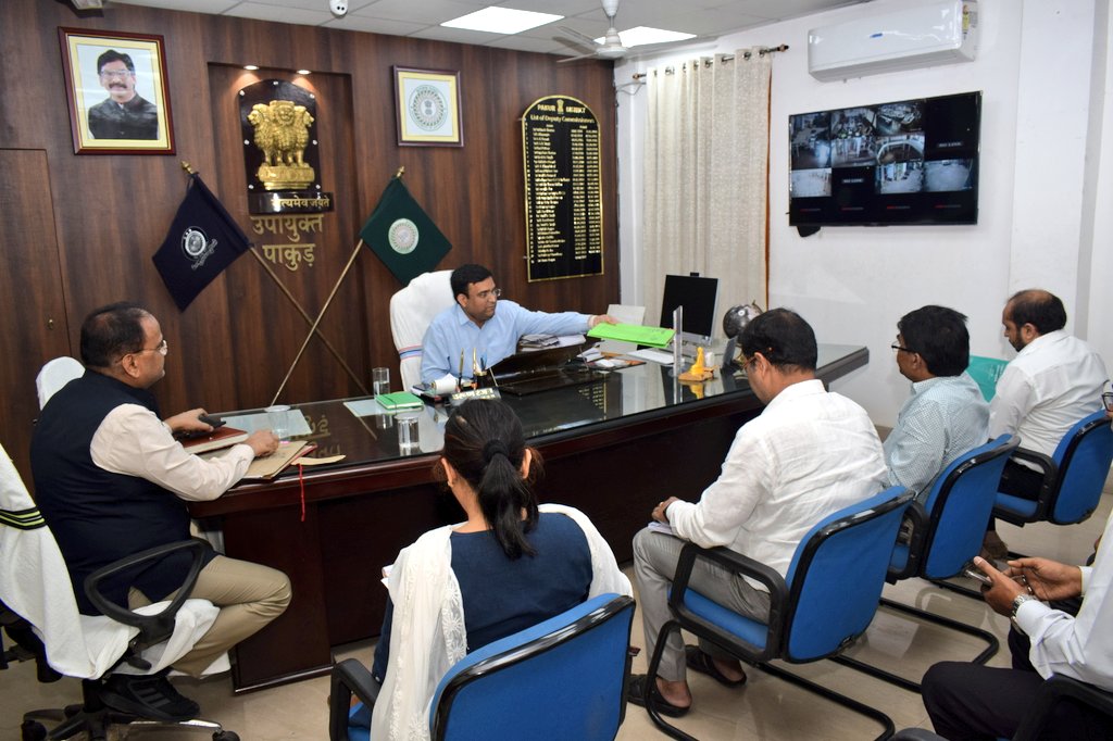 जिला विधि शाखा एवं माननीय उच्च न्यायालय में लंबित मामलों की समीक्षा की। माननीय उच्च न्यायालय में लंबित मामलों में ससमय सरकार का पक्ष रखने का निर्देश दिया।
<a href="/JharkhandCMO/">Office of Chief Minister, Jharkhand</a>