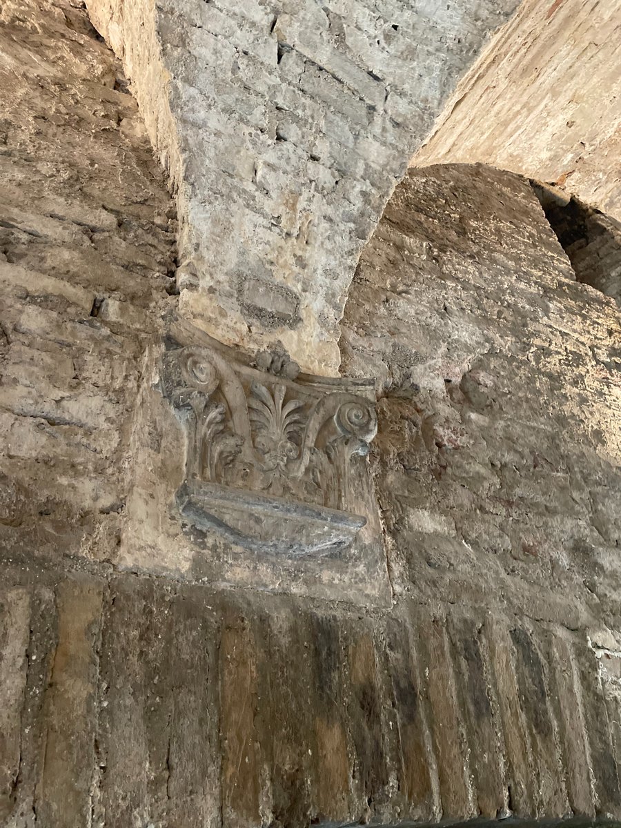 Luci e ombre, volte e prospettive si intersecano nella Sala del Mastio, nel nucleo originario della #Rocca, costituito dalla torre medievale che venne inglobata, nei secoli, nelle fortezze di epoca successiva.
#roccaroverescasenigallia #dentrolarchitettura #dettaglidiRocca