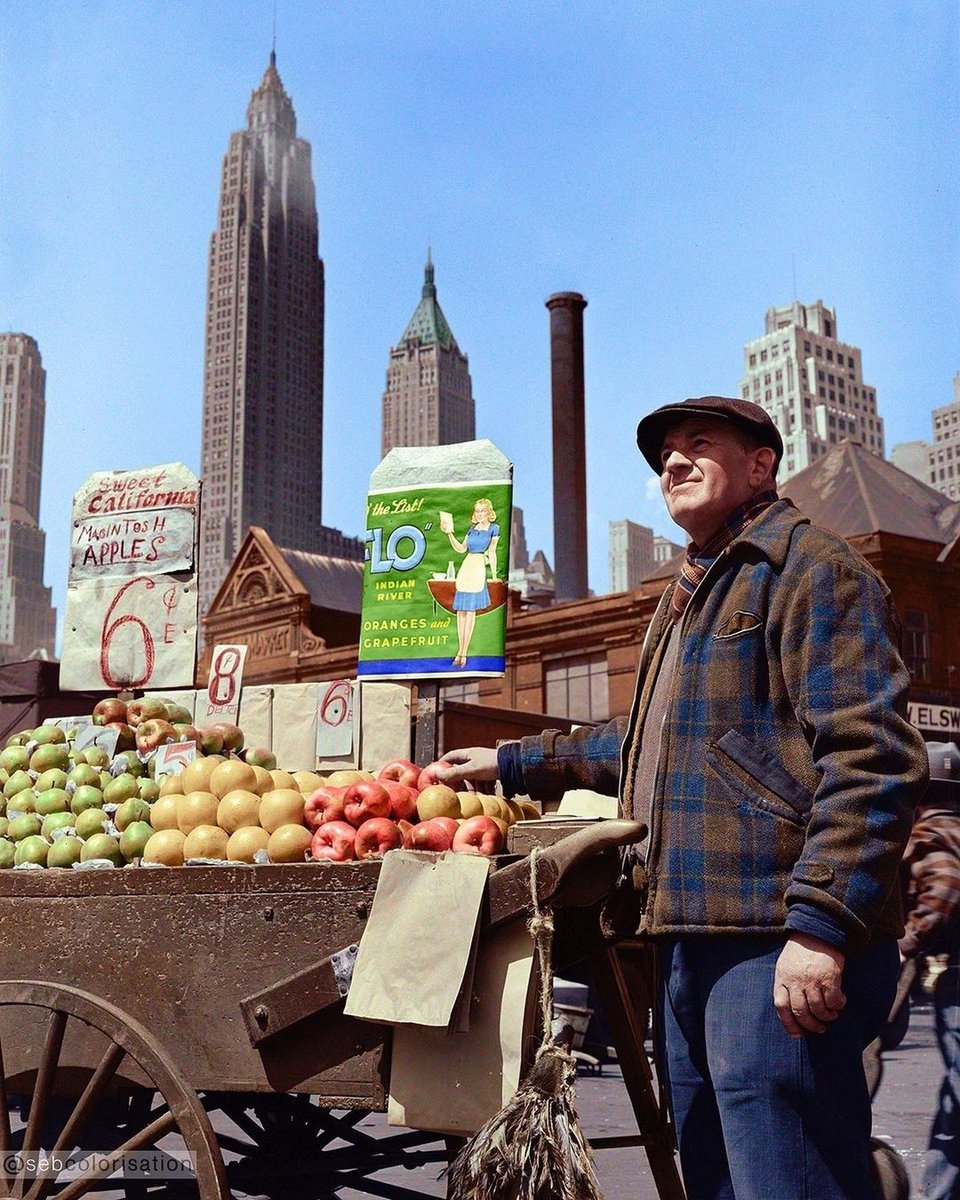 A Pushcart Fruit Vendor at the Fulton Fish Market in New York City photographed by Gordon Parks in 1943. Credit: @/sebcolorisation on Instagram

See more photos of the United States in the 1930s and 1940s in color: bit.ly/3RgEQNf