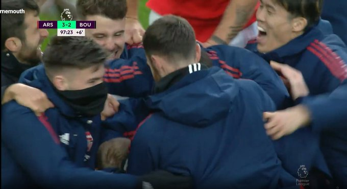 LeedsPeru's tweet photo. VIVA EL ARSENAL AMIGO gracias a ellos no estamos en descenso ahora 🤍❤️ https://t.co/b4fOvjrluH