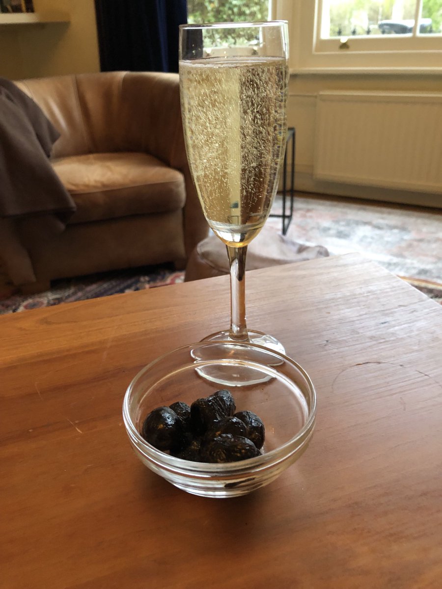 Glass of Crémante d’Alsace from ⁦<a href="/Bacchanalia_cam/">Bacchanalia</a>⁩ and black olives from ⁦<a href="/CulinarisUK/">Culinaris UK</a>⁩ #ConfinedCocktails
