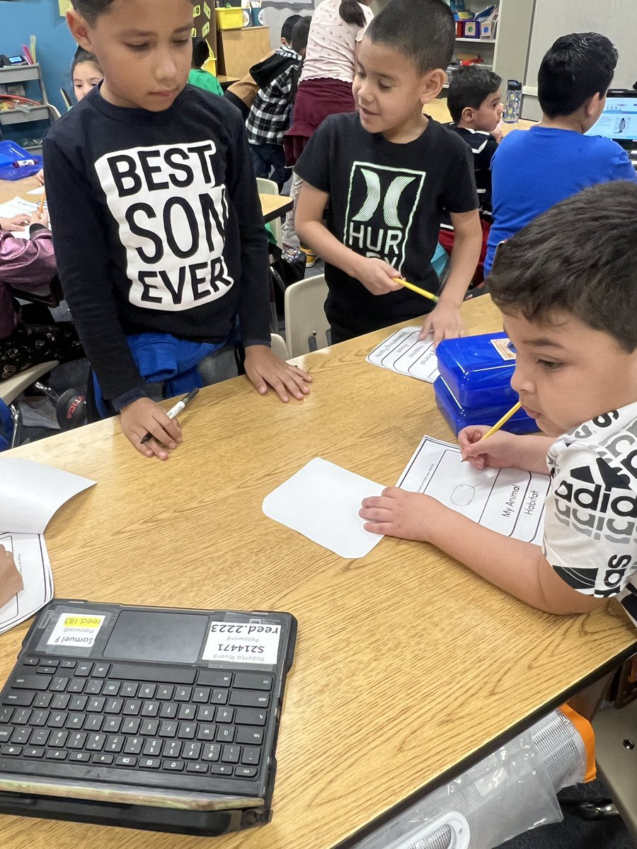 MissPatyQ's tweet photo. Non fiction research project. 3rd graders bilingual supporting their kindergarten peers by expanding their English proficiency. @ReedElementary #ReedBuildMinds #ReedK #bilingual #bilingualpeers https://t.co/W49OLyQ2mT