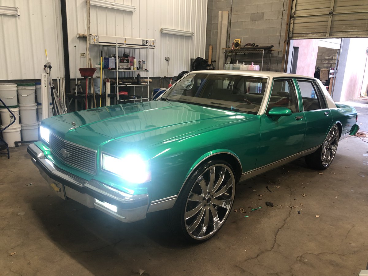 MetroRestyling's tweet photo. KPMF has some of the best colors and finishes π₯
Chevy Caprice wrapped in KPMF Gloss Envious Green vinyl car wrap
Wrapped by @kavikcarter4
#metrorestyling #paintisdead #vinylwraps #carwraps #vinylwrap #carwrap #wrappedcars #chevy #caprice #kpmf #kpmfvinyl #premiumvinyl https://t.co/ZPH0wSWlK6