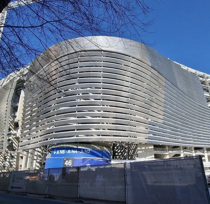 خارج ملعب السانتياغو برنابيو اليوم. 🤍🏟