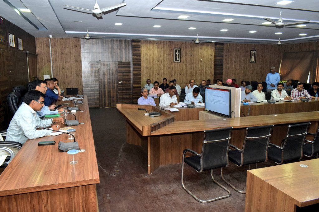 समाहरणालय स्थित सभागार कक्ष में शनिवार को सभी कोल कम्पनियों के प्रतिनिधियों के साथ बैठक की। 
<a href="/JharkhandCMO/">Office of Chief Minister, Jharkhand</a>
<a href="/prdjharkhand/">IPRD Jharkhand</a>