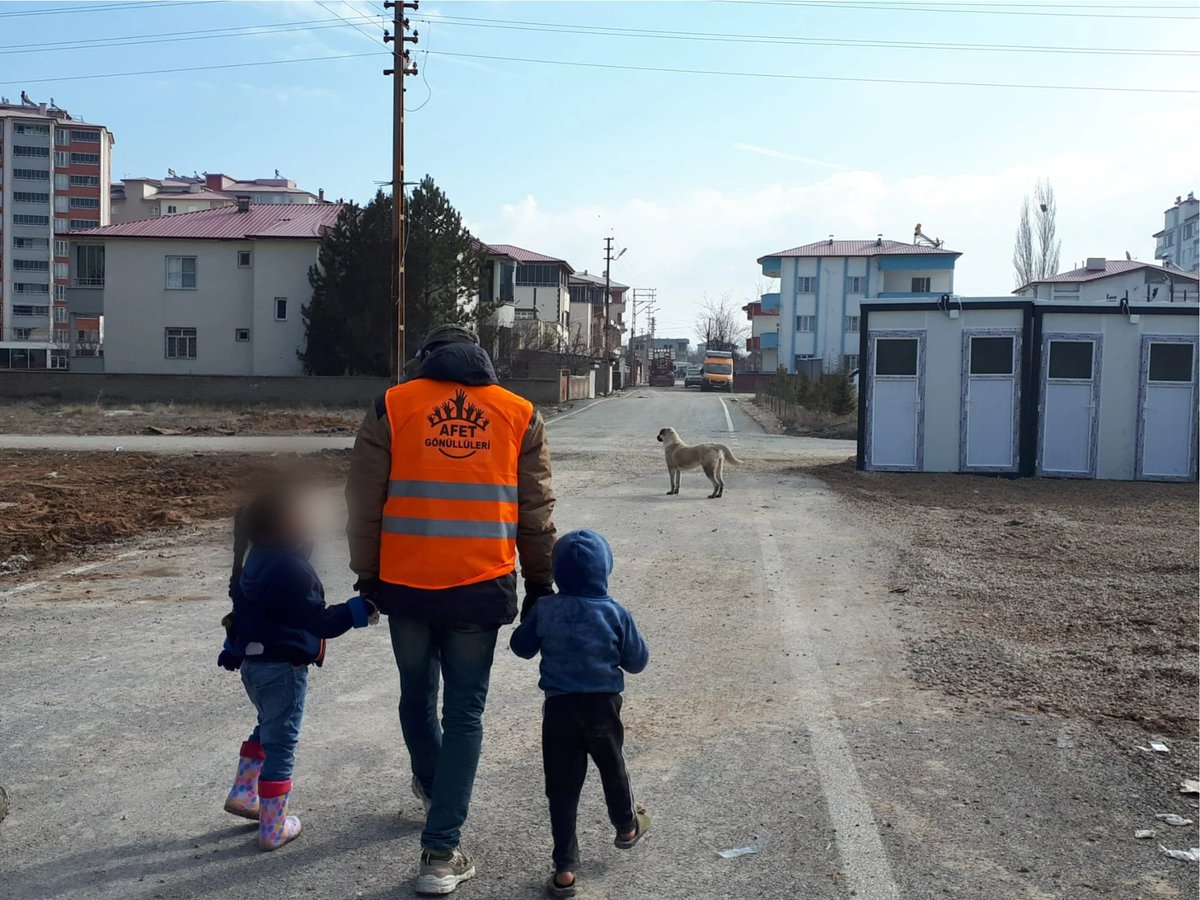 📢 Gönüllü olmaya çağırıyoruz! 
Elbistan'daki afet koordinasyon merkezimizde çok sayıda göçmen aile ve çocuklarla birlikteyiz. Bölgeye gidebilecek Arapça bilen tercüman arkadaşların desteğine ihtiyacımız var. 
Gönüllü olmak isteyenler bize ulaşabilir⬇️
📞: 0538 925 71 76
