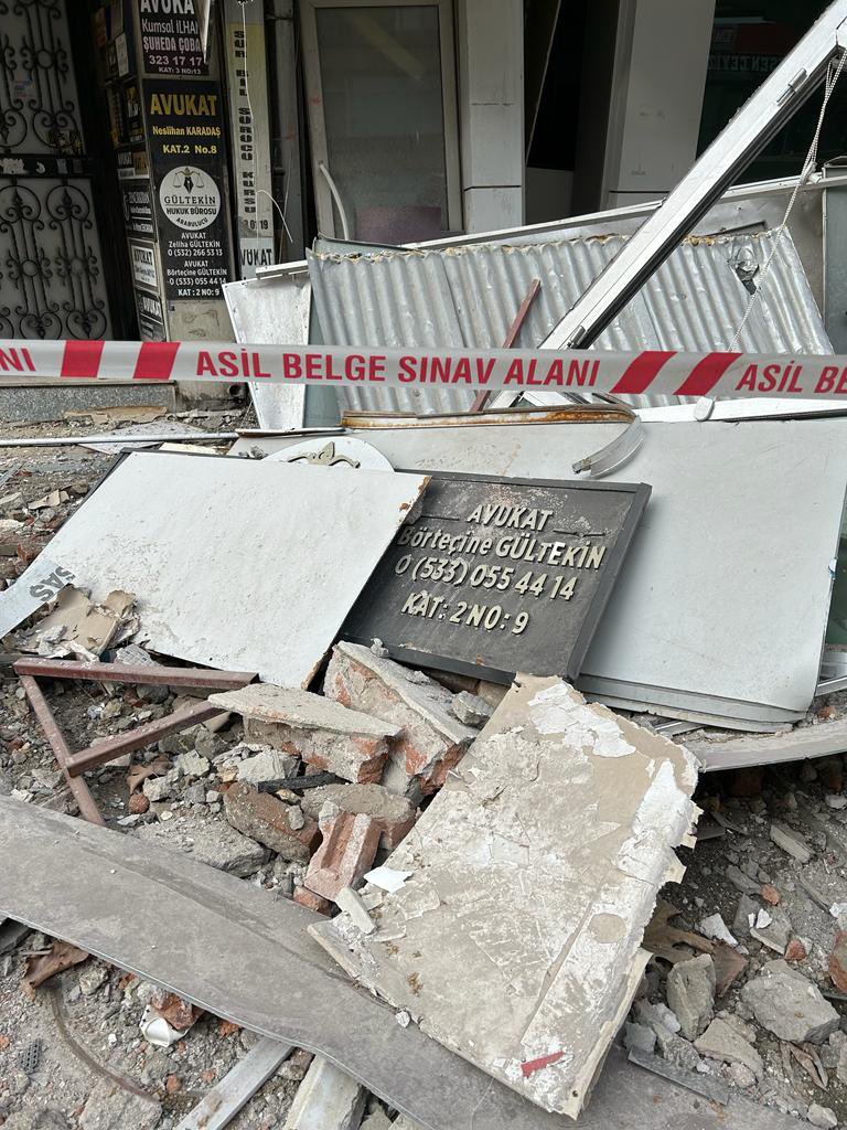 Bu felaket sadece MALATYAYI değil tüm TÜRKİYEYİ sarstı. Ancak şu bir gerçek ki HİÇBİR ŞEY GÖRÜNDÜĞÜ GİBİ DEĞİL. Sistem çöktü, HALİMİZDEN BİR HABER OLMAYIN. #MalatyaYalnızKaldı