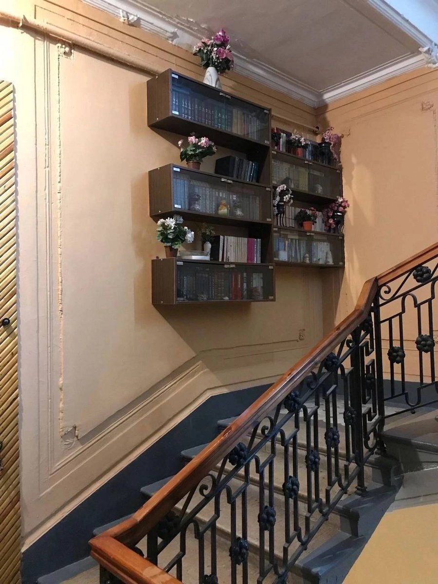 Wild_SPb's tweet photo. Полки с книгами прямо в парадной Дома Мельцера на 6-й линии, 37 https://t.co/X4s1KE5HkH