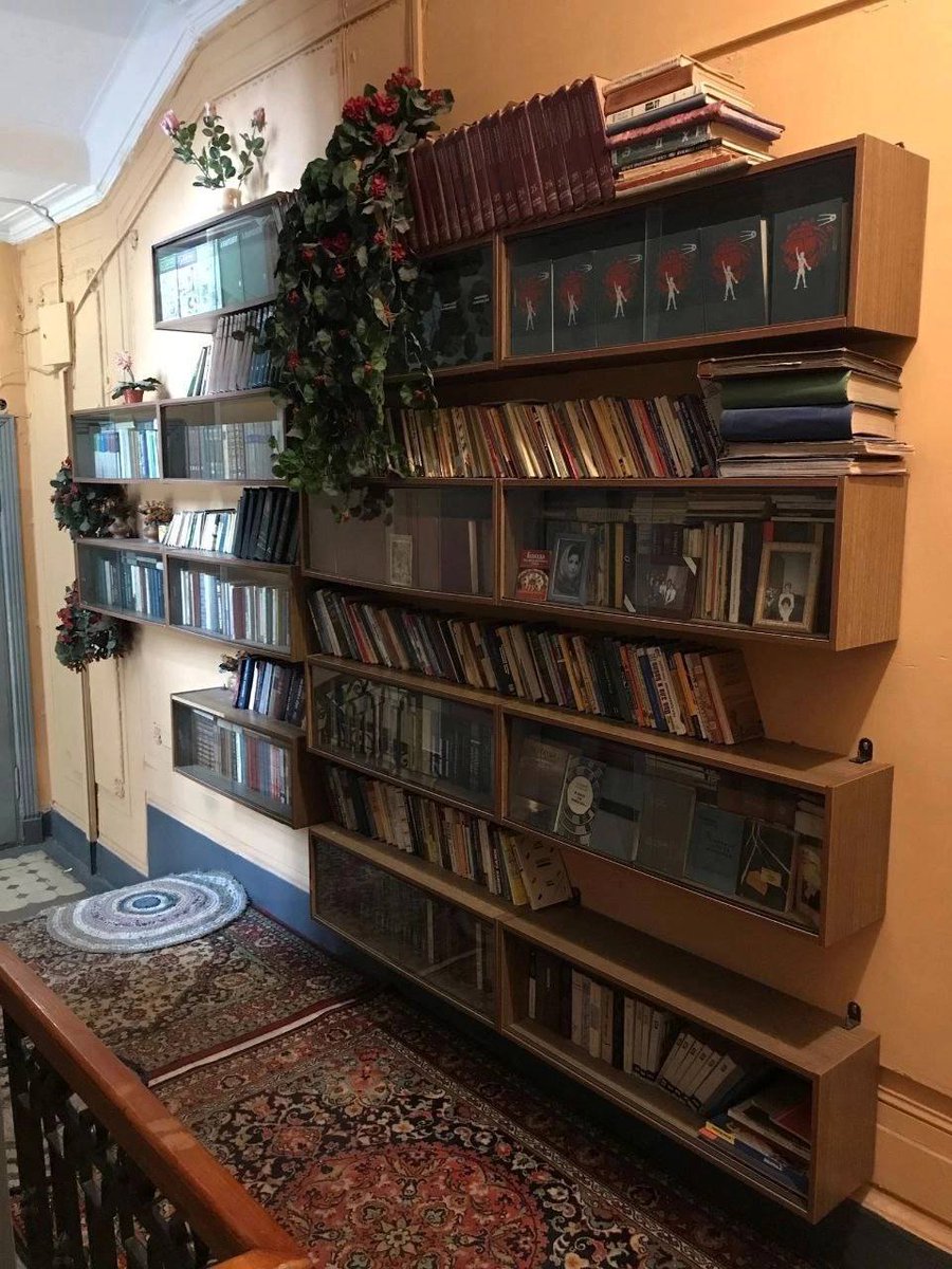 Wild_SPb's tweet photo. Полки с книгами прямо в парадной Дома Мельцера на 6-й линии, 37 https://t.co/X4s1KE5HkH