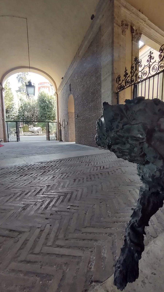 ItalytoHolySee's tweet photo. #Contemporanei a #PalazzoBorromeo. #Arte e Design nell'#Ambasciata d'#Italia presso la #SantaSede 🎨
📸 Diamo il benvenuto al #ghepardo 🐆 di #DavideRivalta
#cheetah #wildlife #sculpture #contemporaryart #culturaldiplomacy #Rome #italianart #italianartist #Italytoholysee https://t.co/bzP8n4Bidv