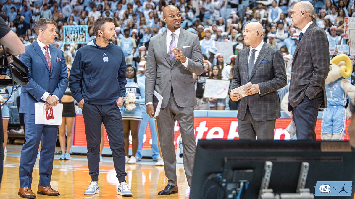 UNC_Basketball's tweet photo. Special guest ➡️ Eric Church 🙌 https://t.co/fVzM4L0De4
