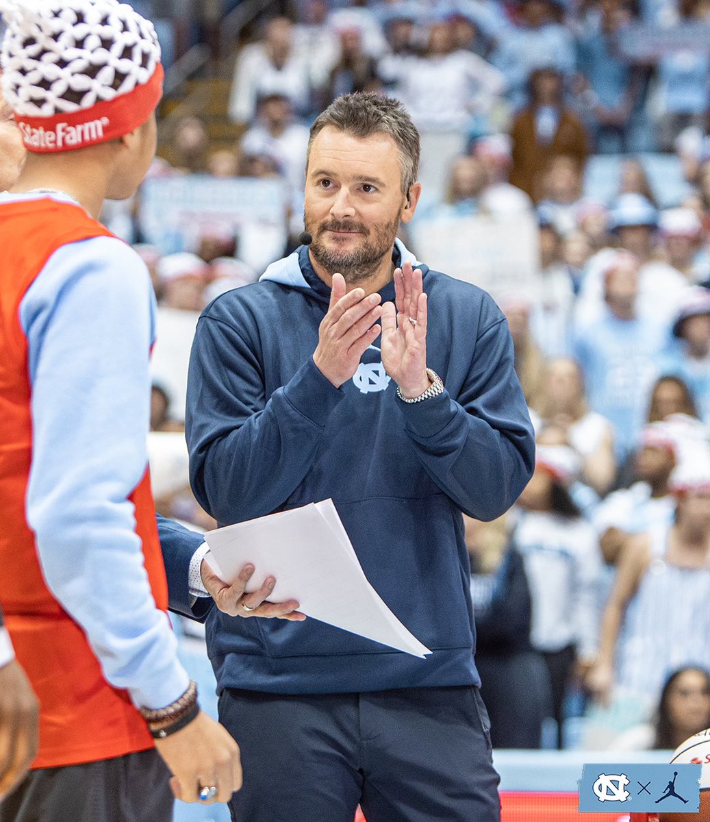 UNC_Basketball's tweet photo. Special guest ➡️ Eric Church 🙌 https://t.co/fVzM4L0De4