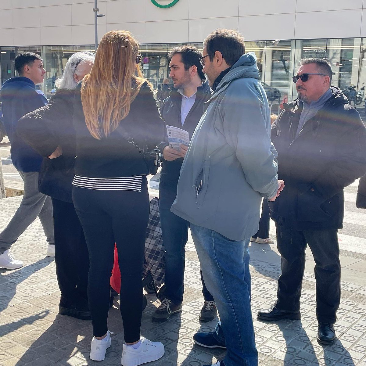PP_Mataro's tweet photo. Nuestro despacho es la calle. 

Hoy en Rocafonda, escuchando a los vecinos y explicándoles las medidas que llevaremos a cabo para acabar con la delincuencia y la okupación si nos eligen para que gobernemos #Mataró a partir del próximo 28 de mayo.

#EscribanoAlcalde #Mataró2023 https://t.co/OzfOaN2xRV