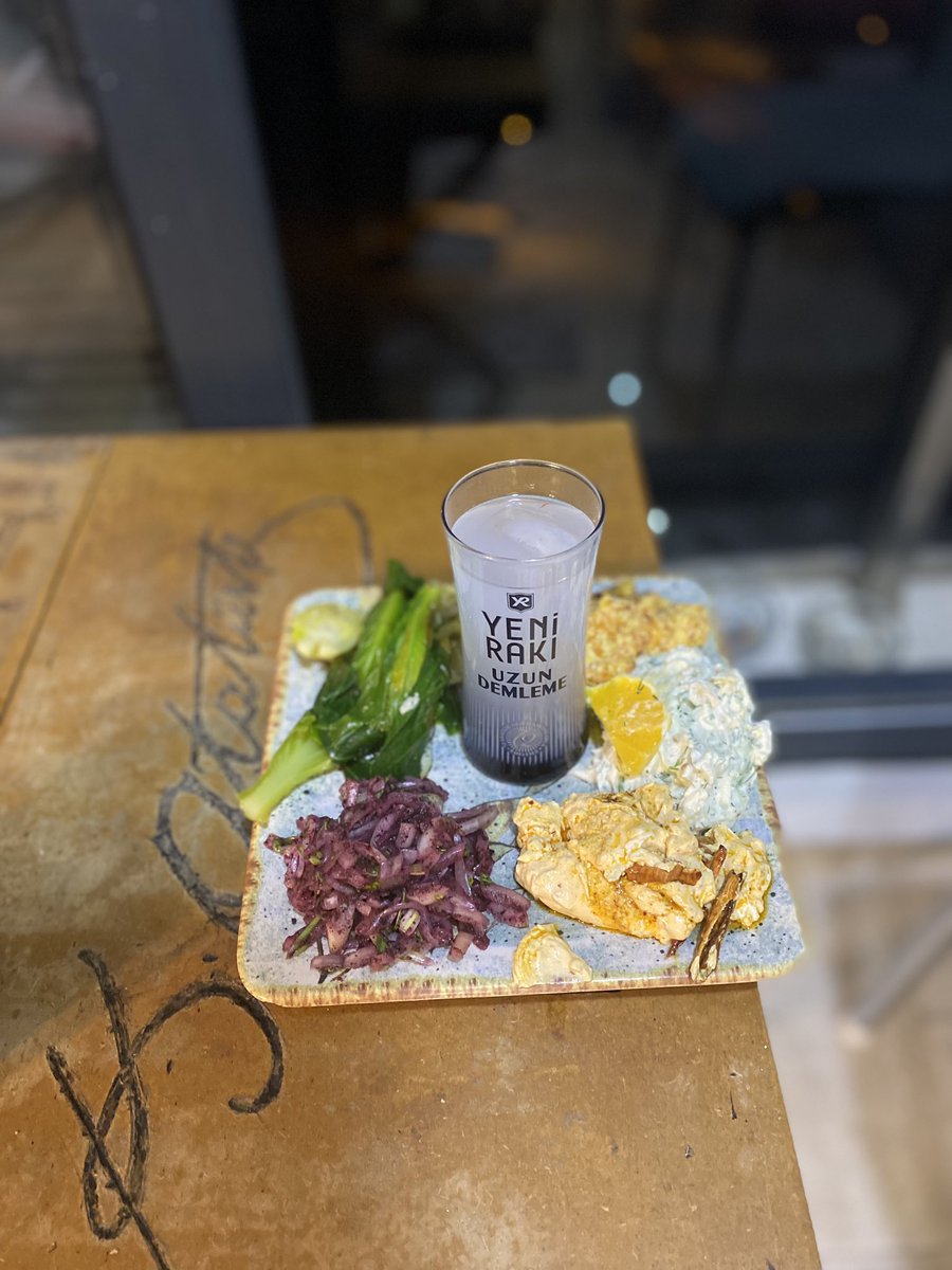 tugceozgeozdere's tweet image. Bu kafayı ancak bu tabak toplar #izmir #cibes #meze 👌🏼