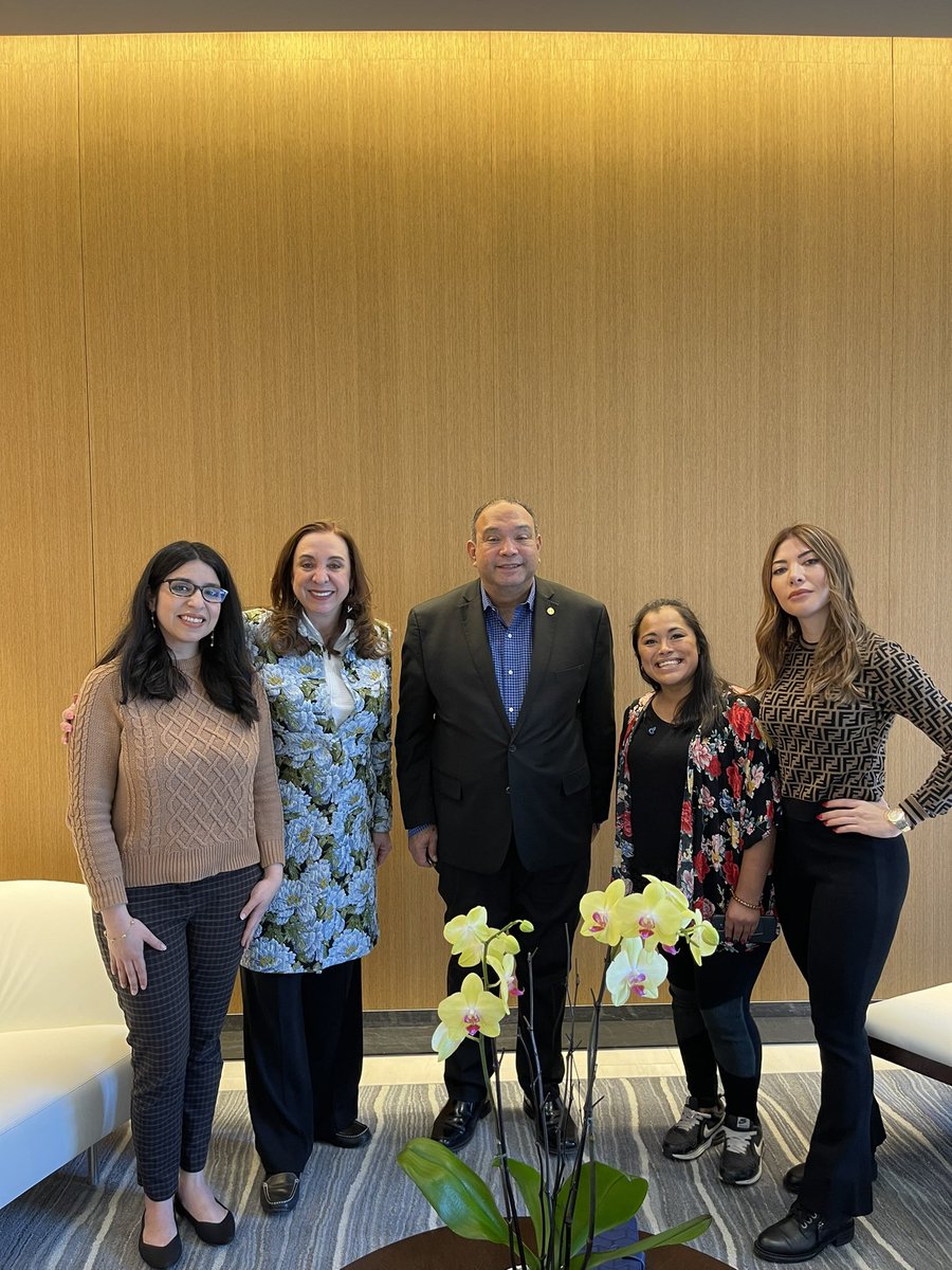 #ElSalvadorAvanzaVsTrata 🇸🇻 
Admiramos el liderazgo de Presidente <a href="/nayibbukele/">Nayib Bukele</a> porque al disminuir las pandillas, al combatir crimen con firmeza, han disminuido el Tráfico y la Trata de personas de una forma increíble 😊 
La vista con <a href="/GildaGarza007/">Gilda Garza</a> fue esperanzadora. 👏