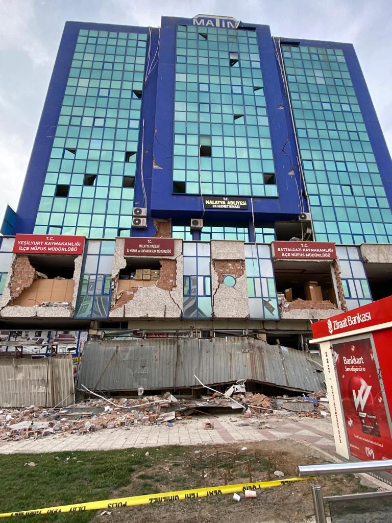 Malatya Adliyesi Ek Binası

Adalet mülkün temelidir.
#MalatyaYalnızKaldı