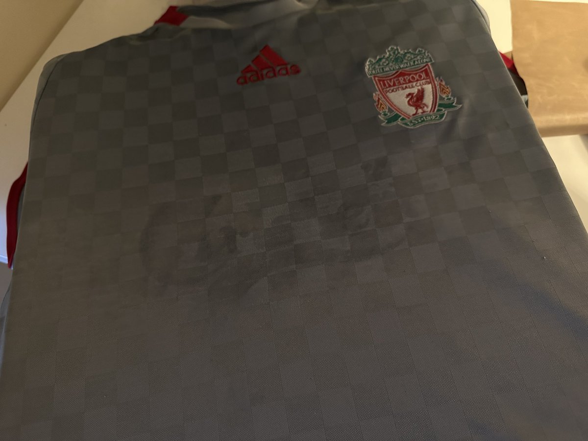 One for the Liverpool fans! Extremely sticky sponsor that has leaked all over the shirt. Start of the clean up and I’m 75% there - another treatment, wash, new sponsor and she’s good as new 🔥🤝