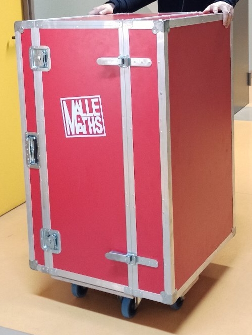 🧐 Ce matin, la salle "#mathématiques" a suscité beaucoup de curiosité chez les familles venues découvrir le @LyceeFulbert à l'occasion de ses #PortesOuvertes...
🧳🎲📈🪩🔺🟠