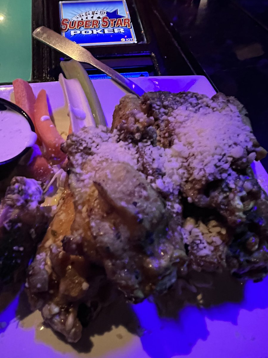 Tha3rdi's tweet image. Have to say I haven’t found the right flavor of wings yet but I made it work. 😂#fatboyproblems