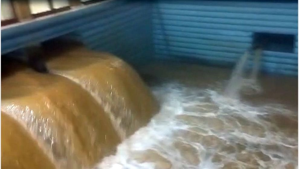 Çamur akan musluk sularıyla temizlik yapmak dahi mümkün değil, Devlet büyüklerimizden salgın hastalıklar baş göstermeden alınan tedbirlerin artırılmasını ve depolarının kullanlablir hale dönüştürülmesi hususundaki çalışmalarn hızlandrılmasını talep ediyoruz! #MalatyaYalnızKaldı