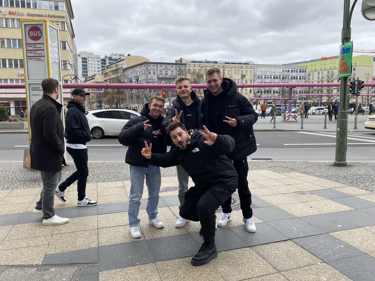 Heute war ein schöner Tag. Habe mich mit <a href="/nicki00604/">N1CKI</a> <a href="/7crimeZz/">crmz</a> <a href="/justNeeKz/">NeeKz</a> <a href="/iRayo070/">iRayo</a> &amp; @EYO_Marcii in Berlin zum Burger essen getroffen. War super cool euch mal in real live zu sehen Teeeeeaaam IQ❤️ Kuss CHEFEX