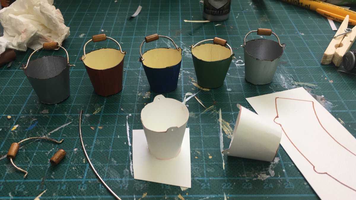 SchaapmanKarina's tweet photo. Hoe ik emaille emmertjes maak ? Nou zo: van papier - een likje verf - ijzerdraad en kraaltje en klaar is K https://t.co/r9eOEuOYCJ