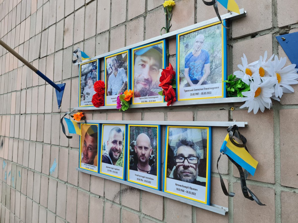 Zelenski reconoció que Bucha fue el momento más aterrador de la guerra para él.

Hoy se cumple el primer aniversario de aquella masacre y hemos rendido homenaje a aquellos hombres.

Pero también miramos al futuro, por eso contribuimos en proyectos como el de estos robots médicos.