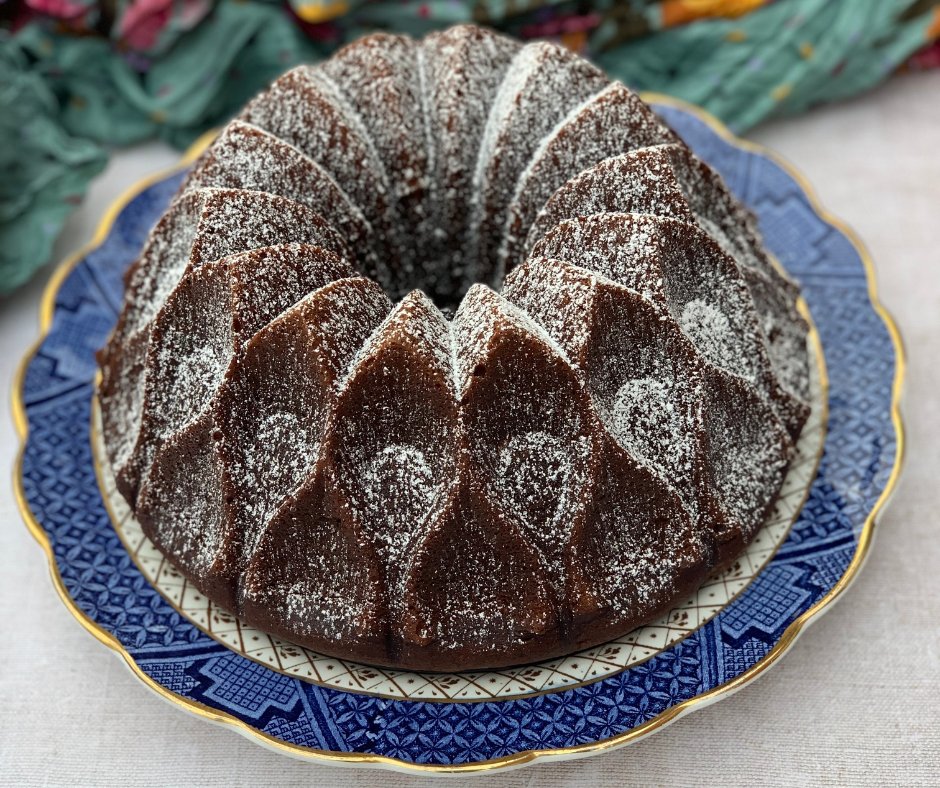 apriljharris's tweet image. This no-fail Chocolate Banana Bundt Cake is one of my family's favourite cakes. It's an easy to make recipe, perfect for any occasion, and always moist and delicious. apriljharris.com/chocolate-bana… #weekendbaking