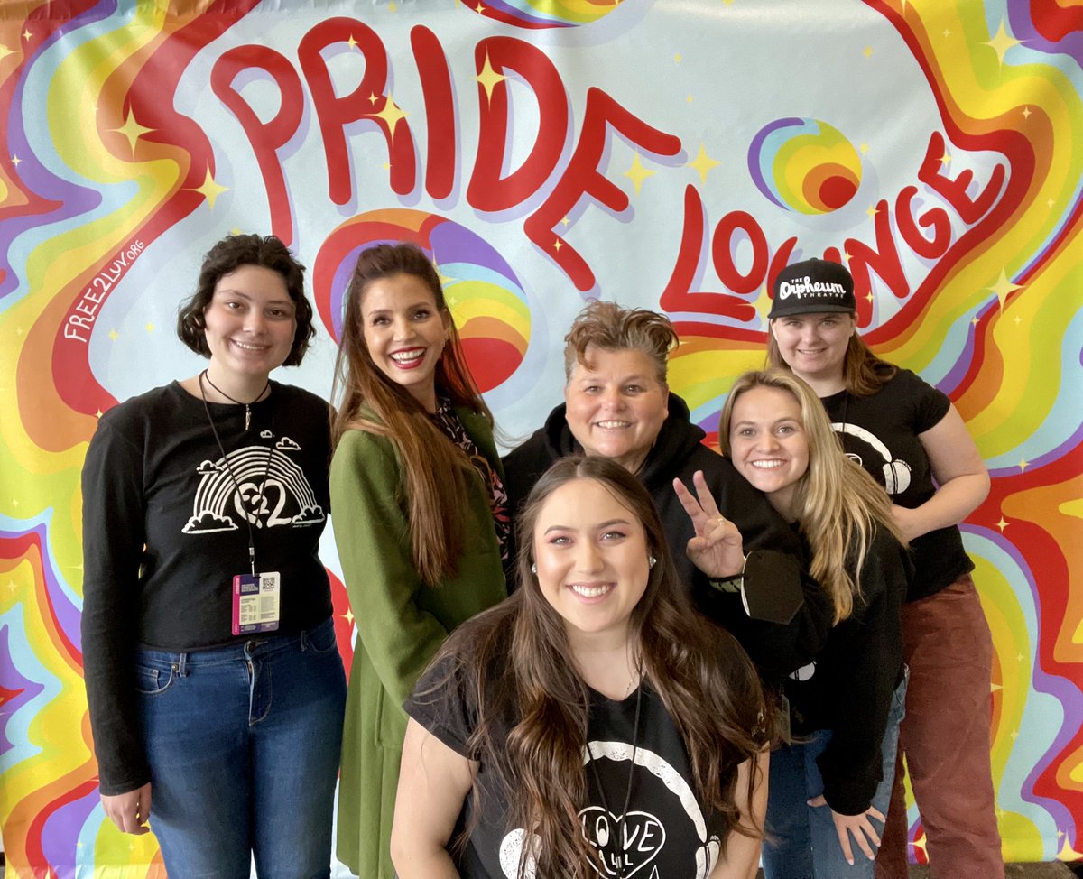 FREE_2_LUV's tweet image. It&apos;s been amazing to hang out with our fierce &amp;amp; fabulous Ambassador @AllCharisma at @emeraldcitycon! Thank you so much for rockin&apos; LUV with us. Your commitment to our movement means so much. You&apos;re the best! #ECCC❣️🌈❣️#ECCC2023

🎨 @AveryLanaArt