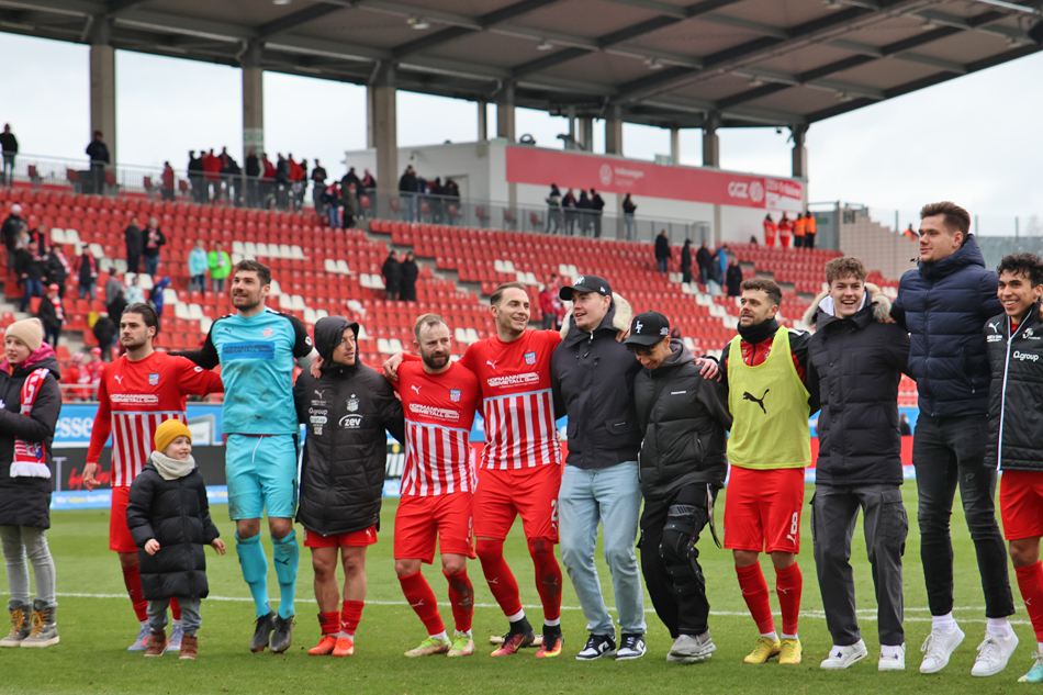 FSVZwickau's tweet photo. IM KELLER BRENNT NOCH LICHT!!! 💡
Unser Spielbericht zum wichtigen Heimsieg gegen den @SCVerl 👉 https://t.co/GJglSTkqyl
➖
#FSVSCV #IMMERWEITER https://t.co/zxqNspyYNu