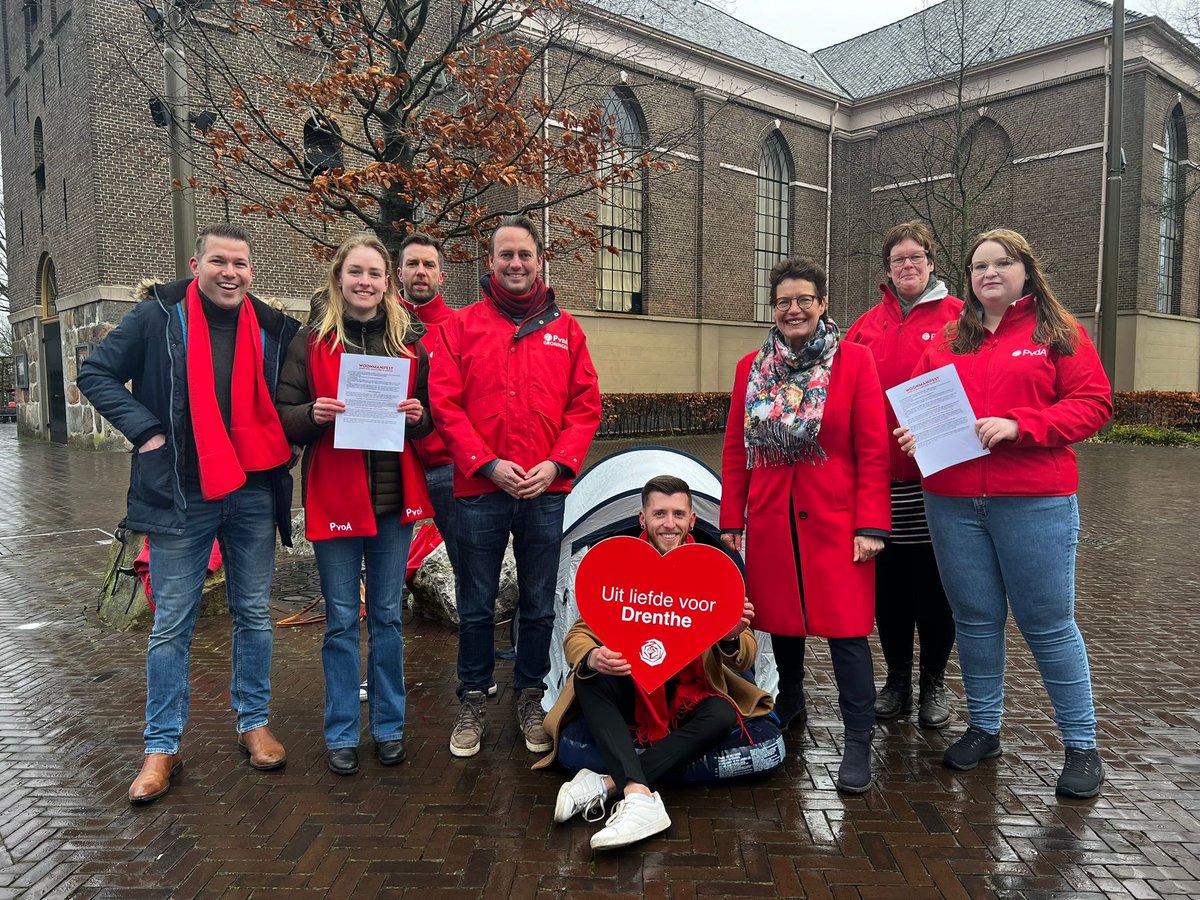 EmmenPvdA's tweet photo. Jonge PvdA’ers hebben vanochtend het #woonmanifest aangeboden aan Tweede Kamerlid @henknijboer en de lijsttrekker voor @pvdadrenthe @YvonneTurenhout. Ook in #Drenthe willen jongeren en starters in goede, betaalbare huizen kunnen wonen. En niet aangewezen zijn op een tentje… https://t.co/WG2kzIMcxN