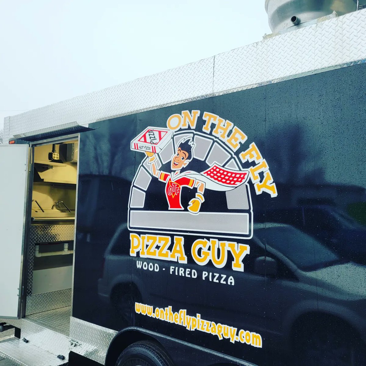MikeGNow's tweet image. Titan launches a new pizza trailer to the Columbus area. Our team fabricated windows and pizza oven stand. Thanks On the Fly Pizza Guy thanks for putting your faith in Titan Trucks 🍕🍕♨️