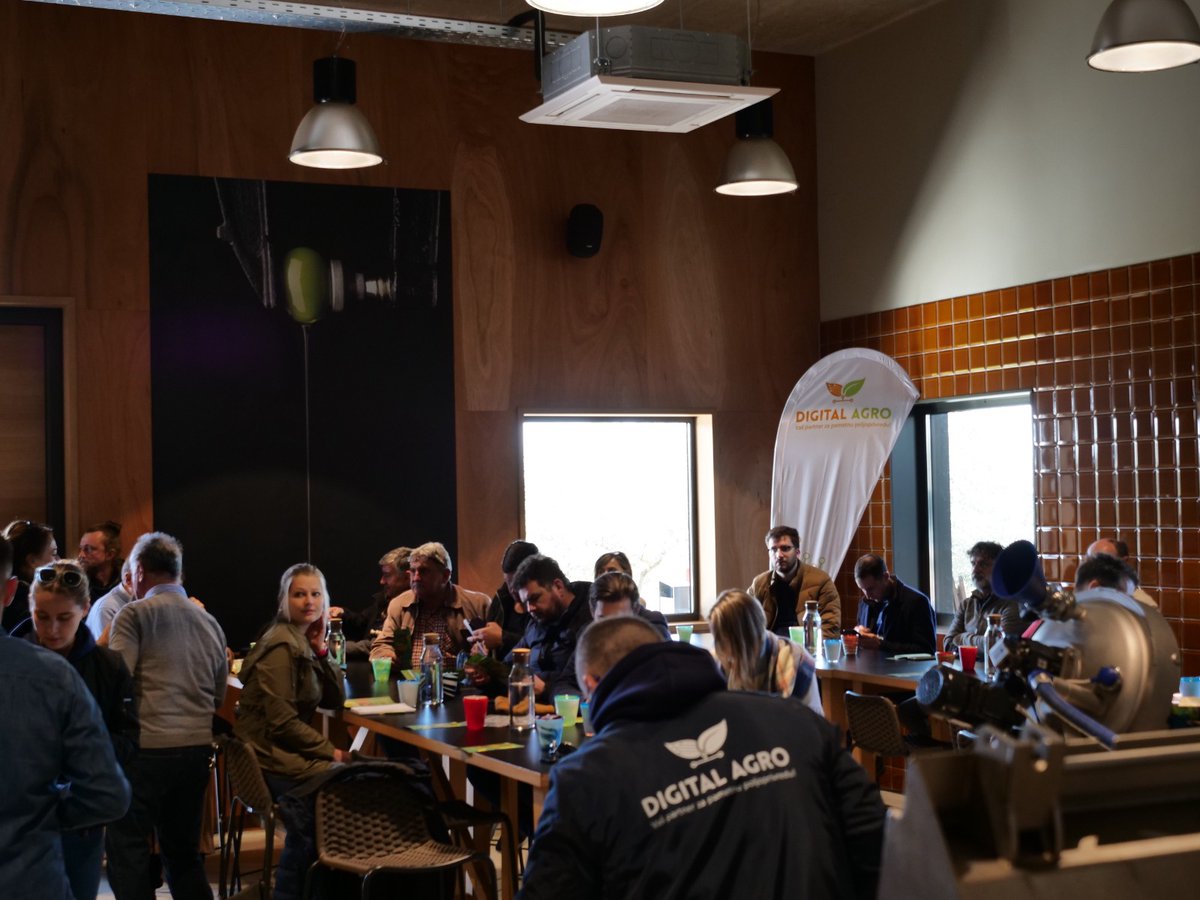 DigitalAgro_eu's tweet photo. Jučer smo u suradnji sa Ministarstvom poljoprivrede i našim domaćinom @chiavalon_extravirginoliveoil održali demonstraciju dronova i softvera za preciznu poljoprivredu!🔥💪🌱🚁

#digitalagro  #djiagrast30  #mavic3multispectral #preciznapoljoprivreda #masline #chiavalon #vodnjan https://t.co/Bf1Dzv5KBt