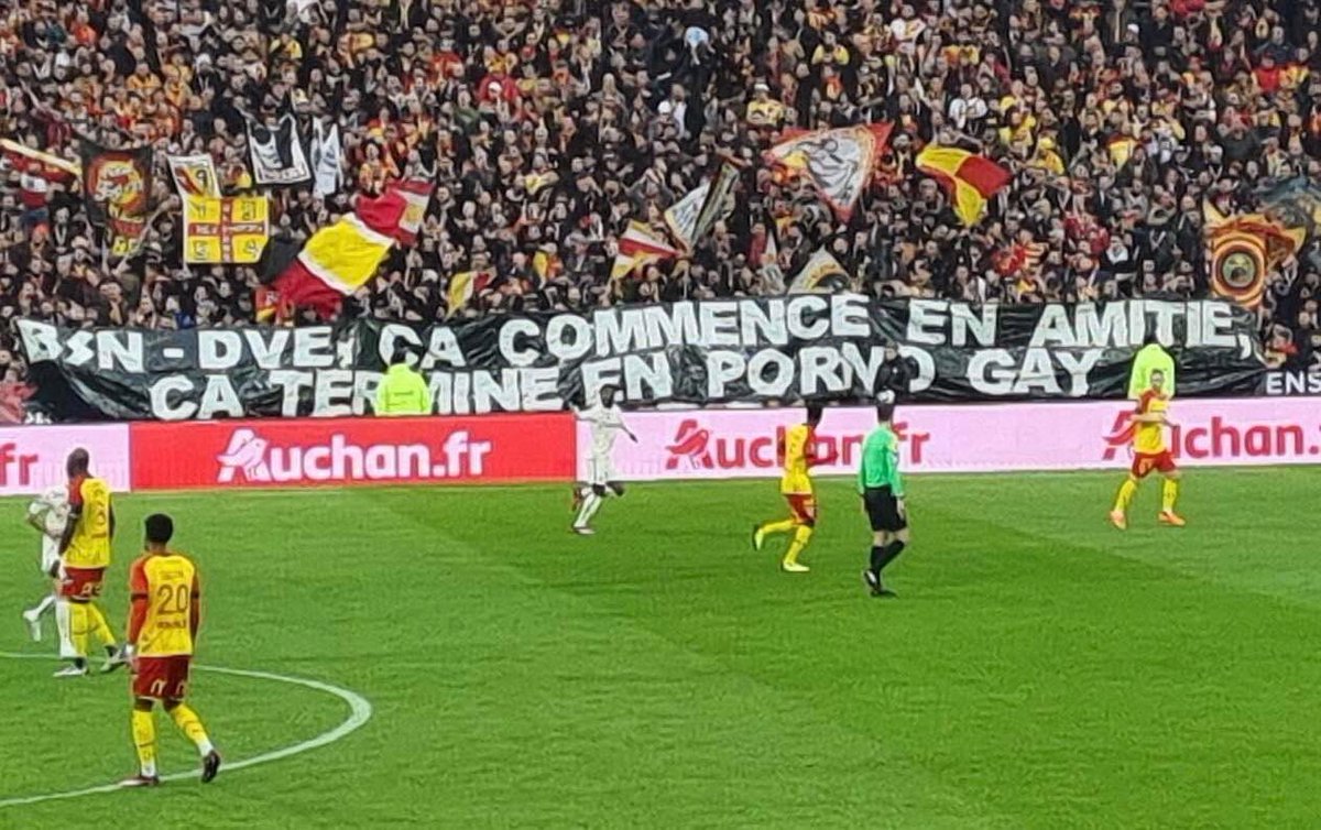 cyril39121375's tweet photo. RC Lens vs Lille #RCLLOC 04/03/2023
😂🤘
Brigade Sud Nice - Dogues Virage Est Lille, ça commence en amitié, ça termine en porno gay. https://t.co/P1dilT6k4S