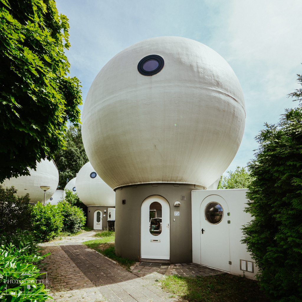 ChrisTud0r's tweet photo. The Bolwoningen, Ball Houses, an alien-looking neighbourhood in s'Hertogenbosch (NL), landed there in 1984 as a project for experimental housing by artist Dries Kreijkamp, who considered that the most natural shape for humans' accommodation was round. 1/2
#archiporn https://t.co/CwHWwNSa8x
