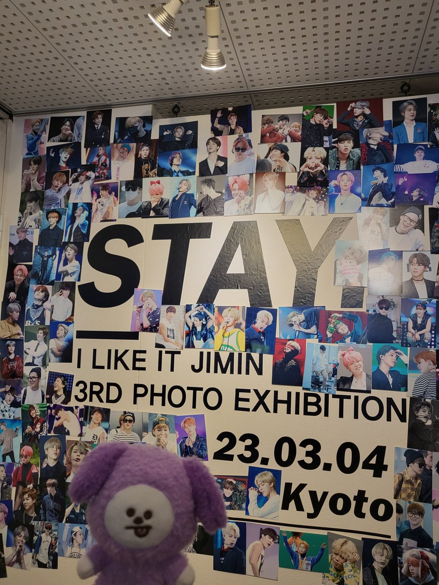 Jinchim040513's tweet photo. JIMINちゃんの展示会❤️
人生初の展示会にドキドキ😍💓
これはみなさんハマるのがわかる！！

残念ながら額はお持ち帰りできなかったけど、またの機会に✨
幸せ空間でした～💜💜💜
この3ショットがお気に入り💕

@ILIKEIT_JM 님
@ILIKEIT_jp 様
ありがとうございました💕

#stay_kyoto https://t.co/Ywr90vlEfy