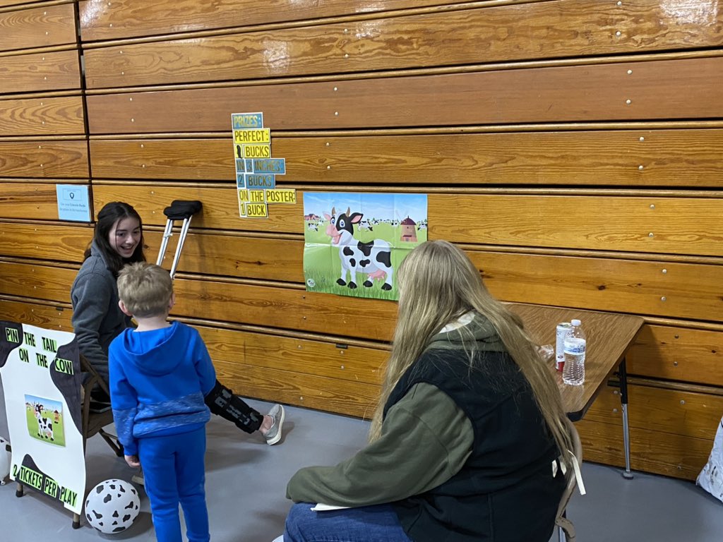 HUHS_FFA's tweet photo. Courtney &amp; Jordan are doing an awesome job at the Lincoln Fun Fair this morning! Big shoutout to Service Chair Jordan for leading thr charge on helping out at both the Lincoln &amp; Rodman fairs this year! https://t.co/LHaTCB7G00