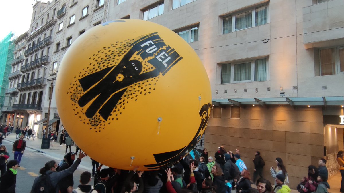 La_Directa's tweet photo. #MEDIAMBIENT | Milers de manifestants al centre de Barcelona denuncien que el Hard Rock, el Quart Cinturó i l'ampliació de l'aeroport del Prat són projectes dels "homes de gris del passat"  https://t.co/p6E5CjrWd7 Una informació de @rogerjimrem67 https://t.co/K1TaMQBxYW