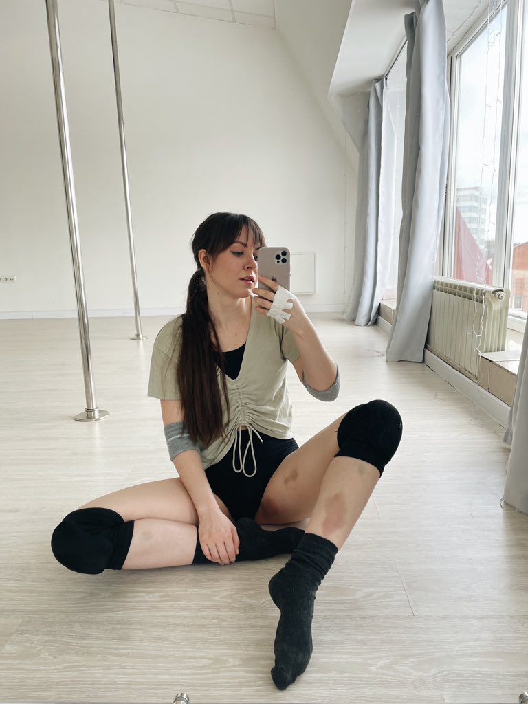 GN🌙

I'm just trying to survive after 6 training sessions a week🙈 I'm getting ready to perform now, so I'm training hard. Next week I have 7 training sessions, 4 of them for 2 hours each. Wish me strength 🙏😁