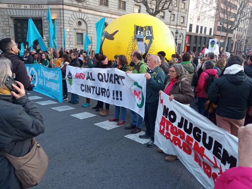 monSOStenible's tweet photo. Arrenca la manifestació en defensa de la #terra a Barcelona @campanya_ccqc
@aturemhard.rock #zeroport https://t.co/N4NBKTHc24 https://t.co/Sl6YpJO72N