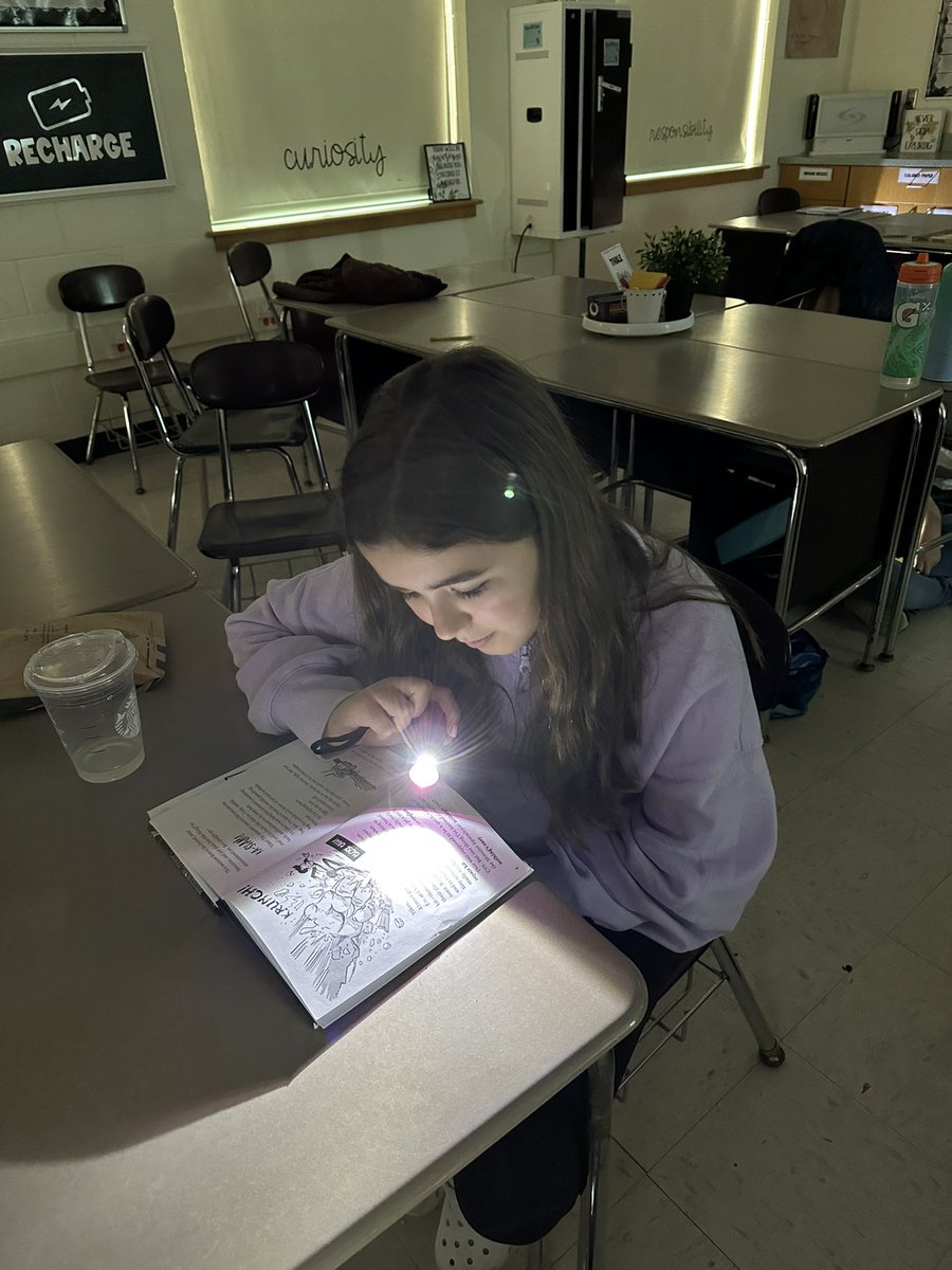A little flashlight reading to end #ReadAcrossAmericaDay 📖🔦 #learnwithahern <a href="/AhernMiddle/">Ahern Middle School</a> <a href="/FPS_Literacy/">Karen MacKinnon</a>