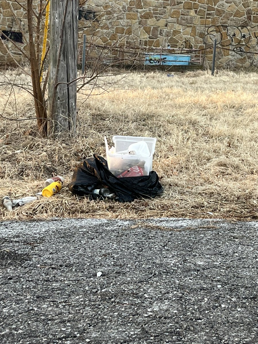 IrelandMD's tweet photo. @KCMO311 - illegal dumping at East 82nd Street - east of Holmes by 848 E. 82nd Street. https://t.co/UePgSBNI1g