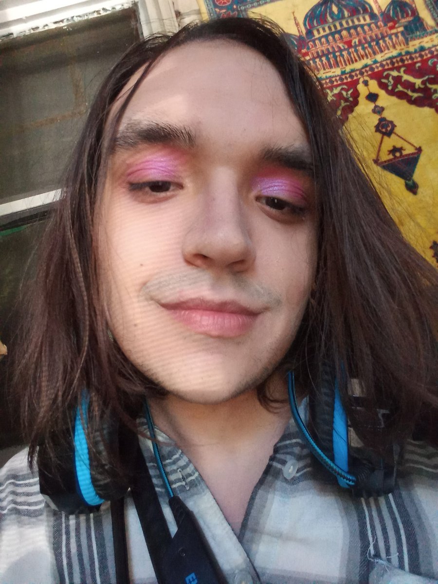 ZoeyKoalaGoddes's tweet photo. I definitely got a glow up after highschool sorry you peaked I guess https://t.co/B8FloYKiBq