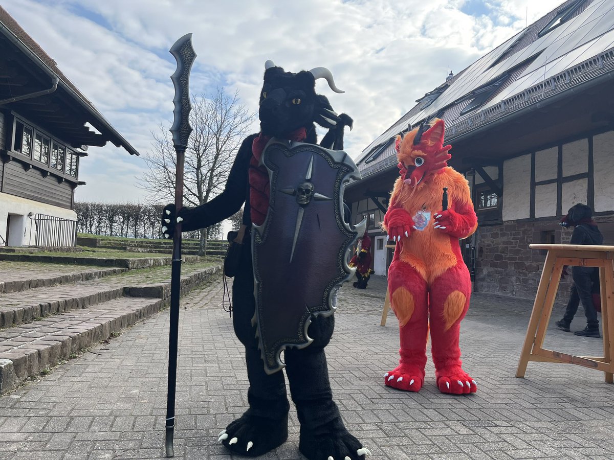 KylethDragon's tweet photo. Last con day was really going well, so much fun and dragons to protect us x3 #Schwarzwaldcon6 #SWC6 https://t.co/v00gkNT2QJ