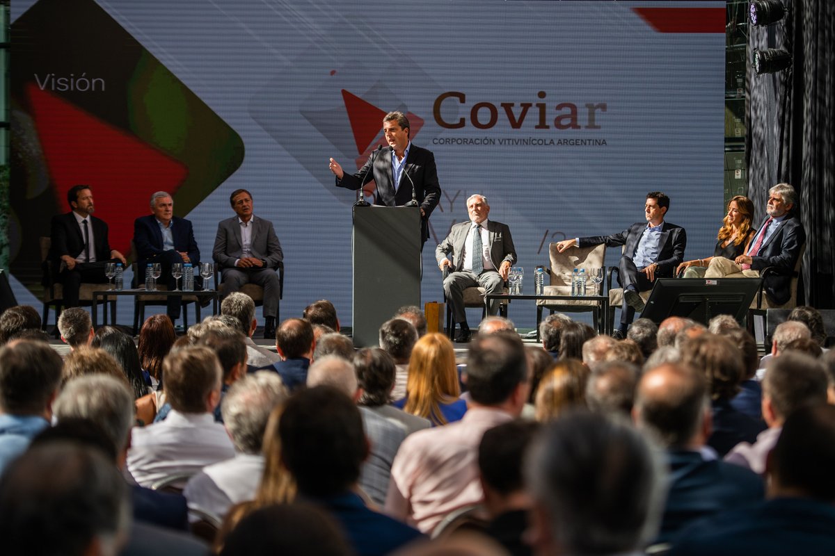 SergioMassa's tweet photo. Junto al gobernador @RodySuarez participamos del tradicional Desayuno Anual de la Corporación Vitivinícola Argentina @COVIAR1 previo al acto central de la Fiesta Nacional de la Vendimia 2023, donde anuncié iniciativas para recuperar y potenciar al sector. https://t.co/afhpl82s53