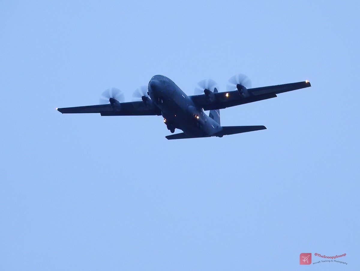 TheSnoopySnoop's tweet photo. Not a back garden shot. More of a 'there's a lay by, pull over' type of shot when it was about 8miles out 🫣

3rd USAF 🇺🇸 C-130J arriving 
@belfastairport today from Souda Bay
#AE4AFE 08-5693 317th AW Dyess AFB AMC

#AvGeek #planespotting #aviation #aviationphotography https://t.co/9v9lYhjVTR