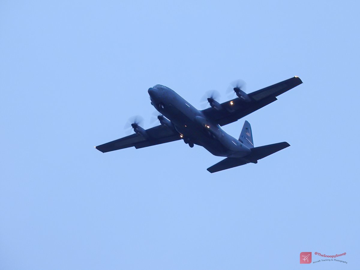 TheSnoopySnoop's tweet photo. Not a back garden shot. More of a 'there's a lay by, pull over' type of shot when it was about 8miles out 🫣

3rd USAF 🇺🇸 C-130J arriving 
@belfastairport today from Souda Bay
#AE4AFE 08-5693 317th AW Dyess AFB AMC

#AvGeek #planespotting #aviation #aviationphotography https://t.co/9v9lYhjVTR